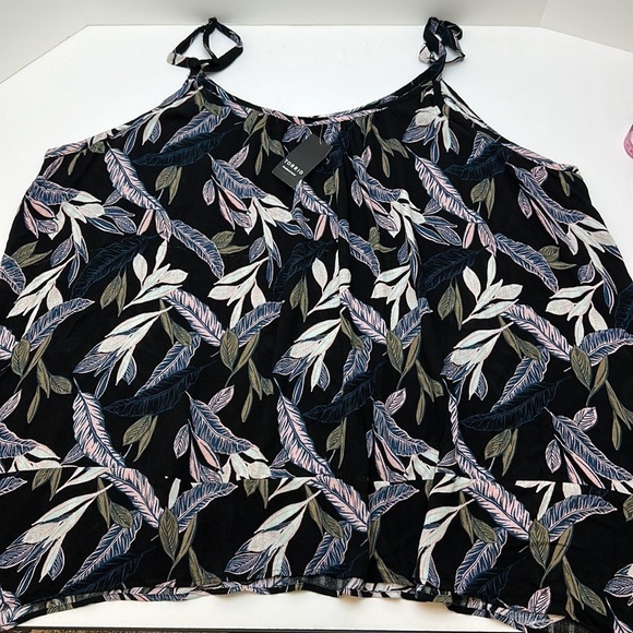 Torrid Textured Woven Gauze Cami Top 4X Black Palm Leaf Sharkbite Hem - Picture 6 of 10